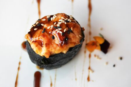 Запечённые суши с лососем