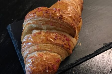 Круассан с малиной