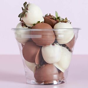 Клубника в шоколаде в стакане