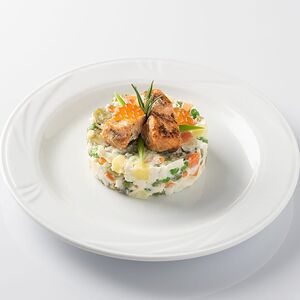 Оливье с ароматным запеченым лососем