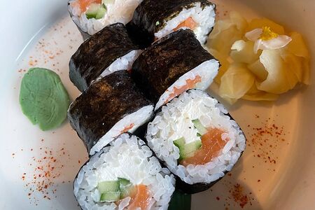 Ролл с лососем, огурцом и сливочным сыром