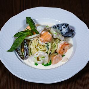 Спагетти с морепродуктами в сливочном соусе