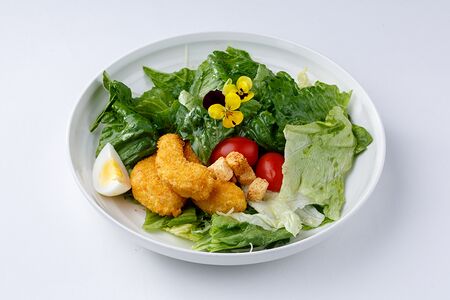 Салат Цезарь с креветкой в кляре