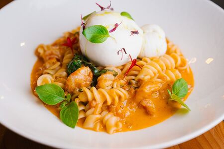 Фузилли с креветками, томатами и бурратой