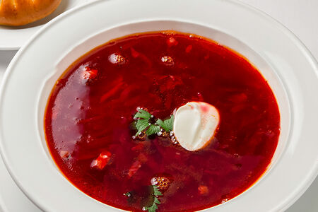 Борщ с фасолью и чесночной пампушкой