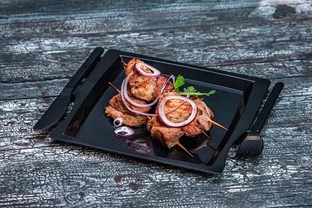 Шашлык cвинoй на углях