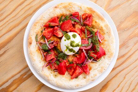 Фокачча с бурратой и томатами