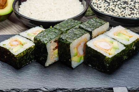 Ролл с креветкой