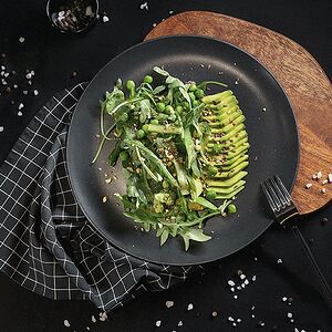 Зелёный салат с авокадо и спаржей