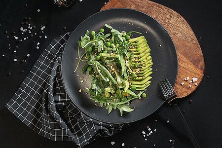Зелёный салат с авокадо и спаржей