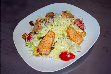 Салат Цезарь с сёмгой