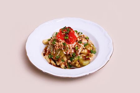 Картофельные дипперы со снежным крабом и битыми огурцами