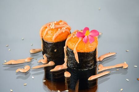 Малый запечённый ролл с копчёным лососем, зелёным луком и спайси