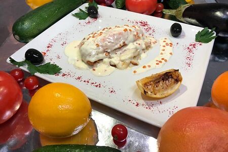 Стейк из семги под икорно-сливочным соусом