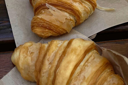 Круассан с шоколадом и фундуком