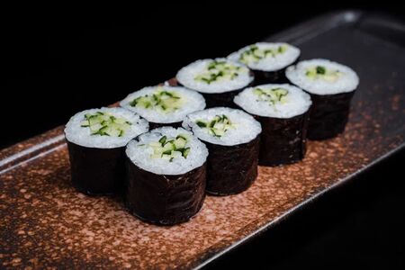 Ролл с огурцом