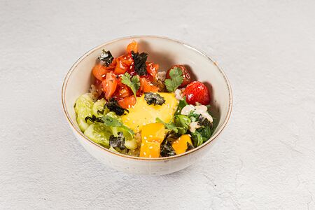 Поке с лососем и свежим манго