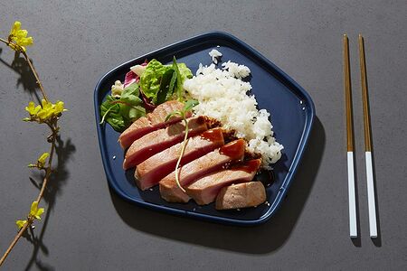 Тунец гриль с рисом и соусом унаги