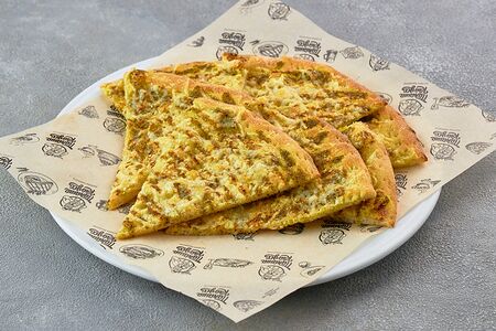 Фокачча с пармезаном и соусом песто