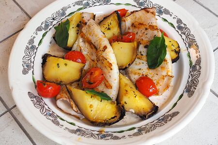 Кальмар на гриле с печеным картофелем