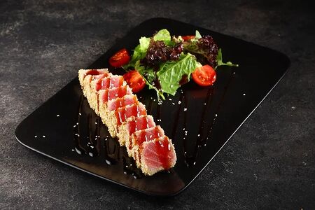 Стейк тунца, обжаренный в кунжуте