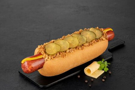 Биг-дог с колбаской Три перца и сыр