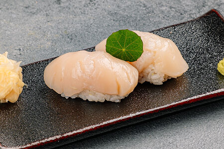 Суши нигири гребешок