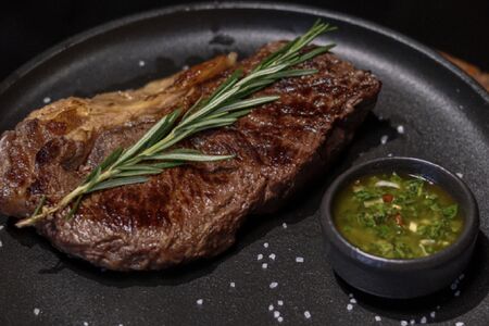 Стейк Нью-Йорк с соусом чимичурри