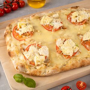 Пицца с курицей и салатом Цезарь