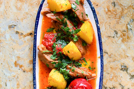 Томлёная баранья ножка, томаты, картофель