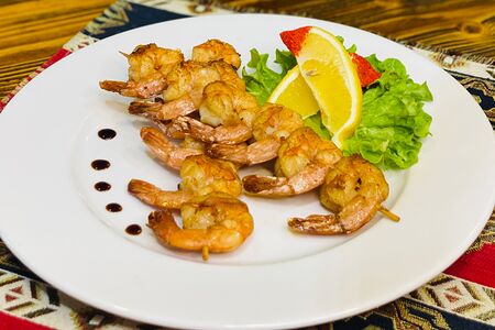 Креветки жареные с чесночным соусом