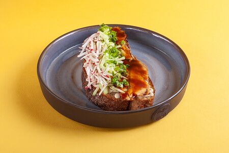 Брускетта с угрем