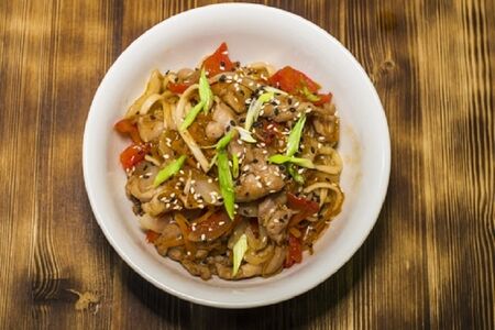 Wok с курицей и лапшой удон