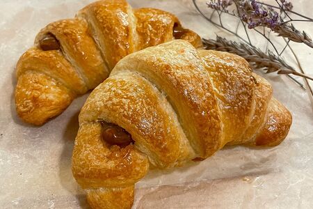Круассан с варёной сгущёнкой