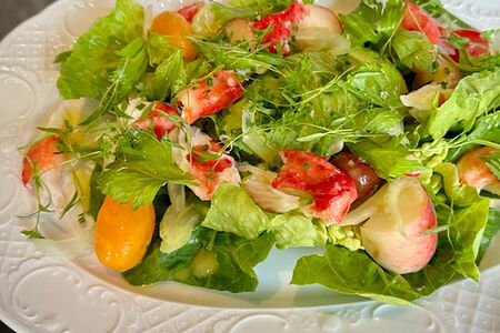 Краб, инжирные персики и огородная зелень