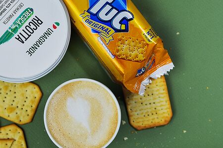 Сырный латте с печеньем Тук