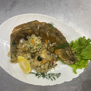 Судак жареный с квашеной капустой