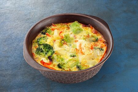 Брокколи запеченная с сыром и овощами