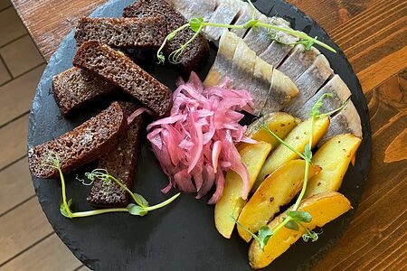 Сельдь с гренками и картофелем