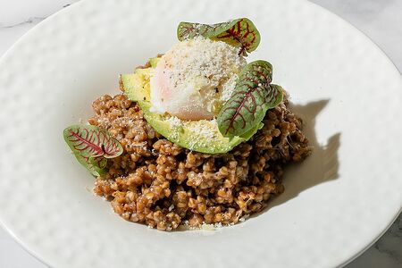 Яйцо пашот с гречей, авокадо и пармезаном