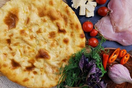 Пирог с курицей, сыром и помидорами