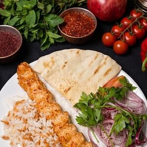 Мини-урфа-кебаб из курицы с гарниром