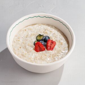 Овсяная каша с ягодами и мёдом