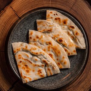 Хычин с курицей и сыром сулугуни