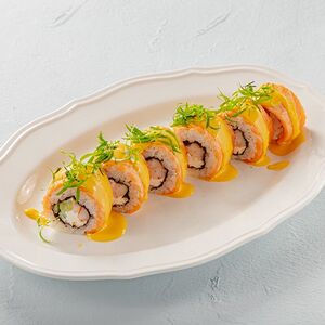Запеченный ролл с лососем. креветкой и манговым соусом 