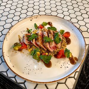 Стейк из тунца с киноа и кукурузой