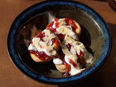 Сырники с джемом и миндалём 