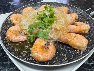 Жареные креветки с чесноком 