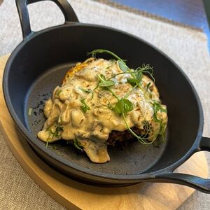 Драники картофельные с грибами под сливочным соусом 