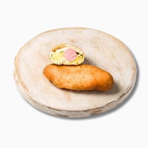 Жареный пирожок с картошкой и сосиской
